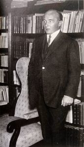 Robert Musil, Mitte der 1920er Jahre, in seinem Arbeitszimmer in der Rasumofskygasse.